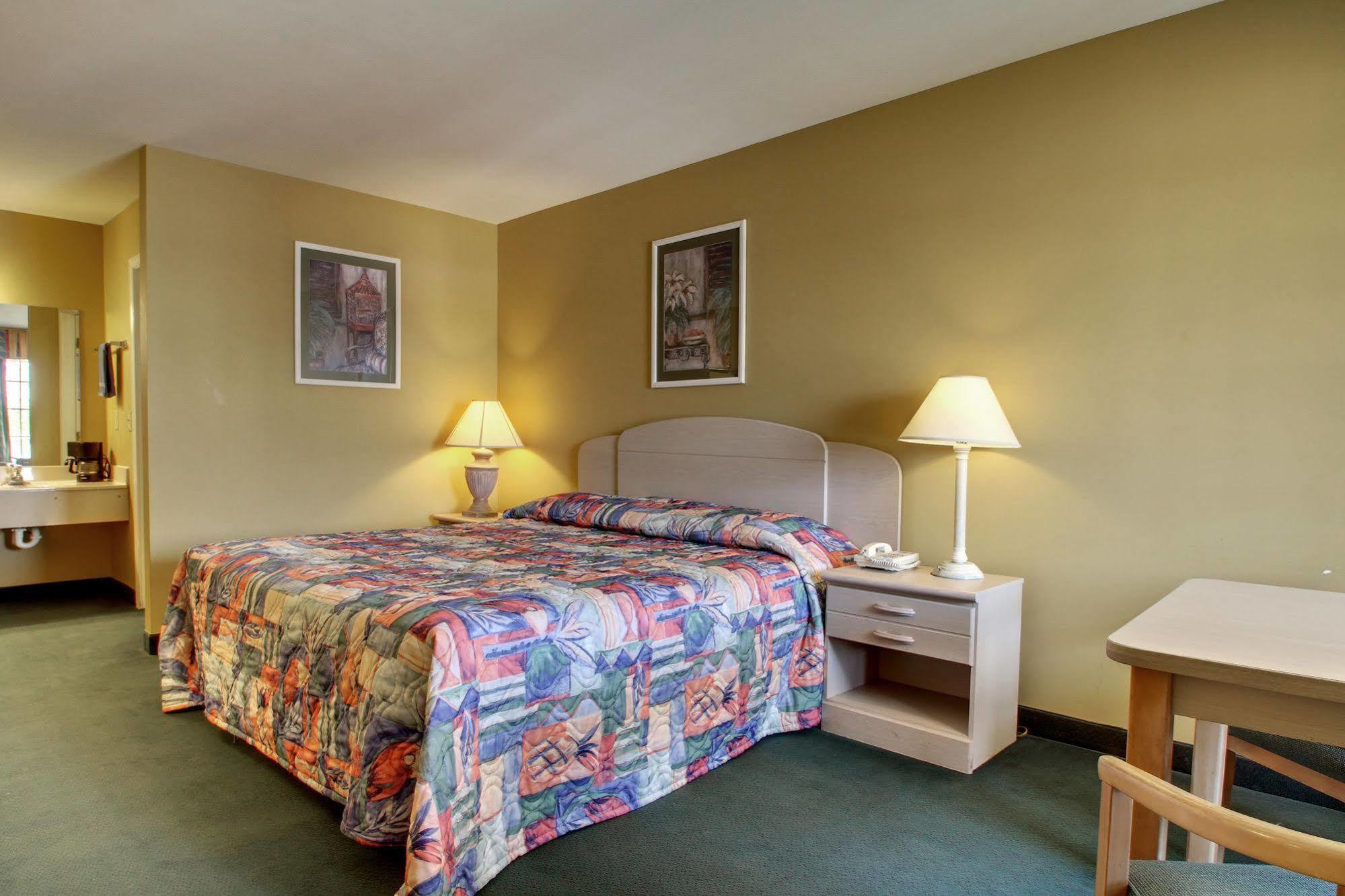 Key West Inn - Childersburg ภายนอก รูปภาพ